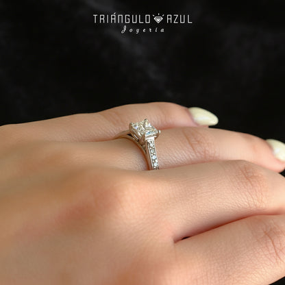 Anillo de Compromiso con Diamante Central de 1.00 CTS + Laterales de 0.14 CTS Total en Oro Blanco de 14K