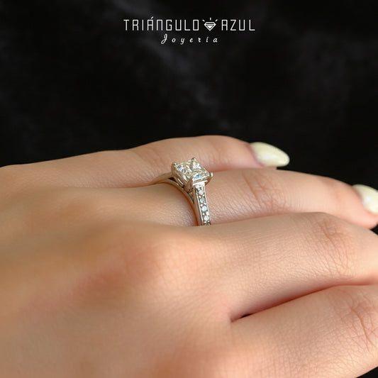 Anillo de Compromiso con Diamante Central de 1.00 CTS + Laterales de 0.14 CTS Total en Oro Blanco de 14K
