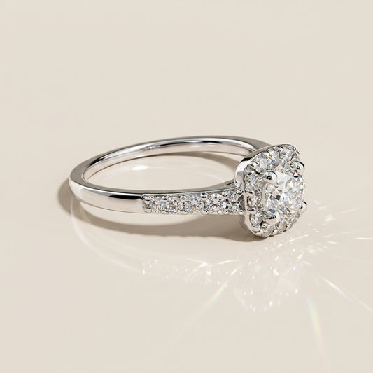 Anillo de Compromiso con Halo y Laterales en Oro Blanco de 14K