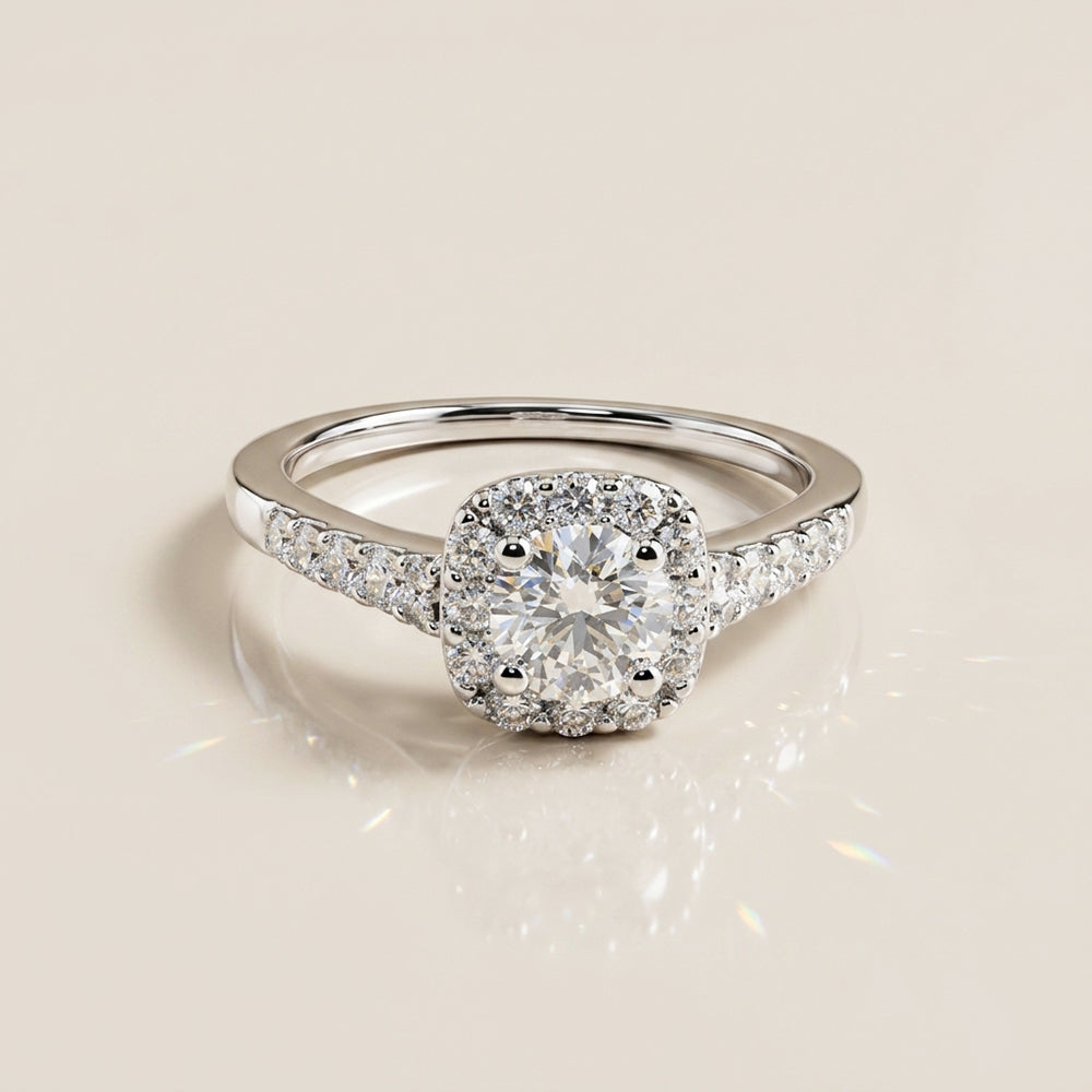 Anillo de Compromiso con Halo y Laterales en Oro Blanco de 14K