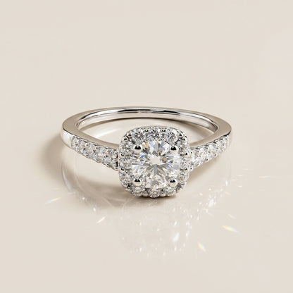 Anillo de Compromiso con Halo y Laterales en Oro Blanco de 14K