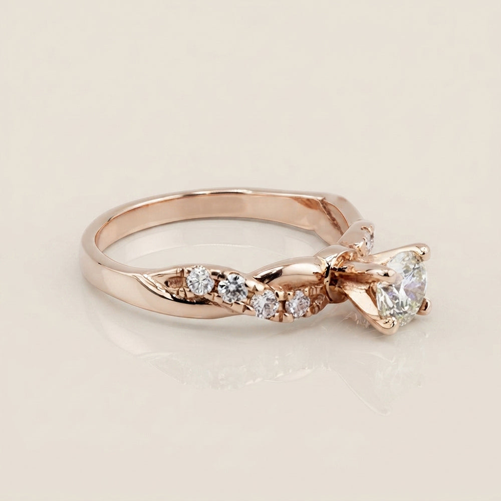 Anillo de Compromiso con Laterales en Oro Rosa de 14K (CERTIFICADO GIA)