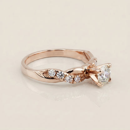 Anillo de Compromiso con Laterales en Oro Rosa de 14K (CERTIFICADO GIA)