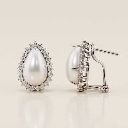 Aretes de Medias Perlas con 5.25 CTS Total y Diamantes con 1.08 CTS Total en Oro Blanco de 14K