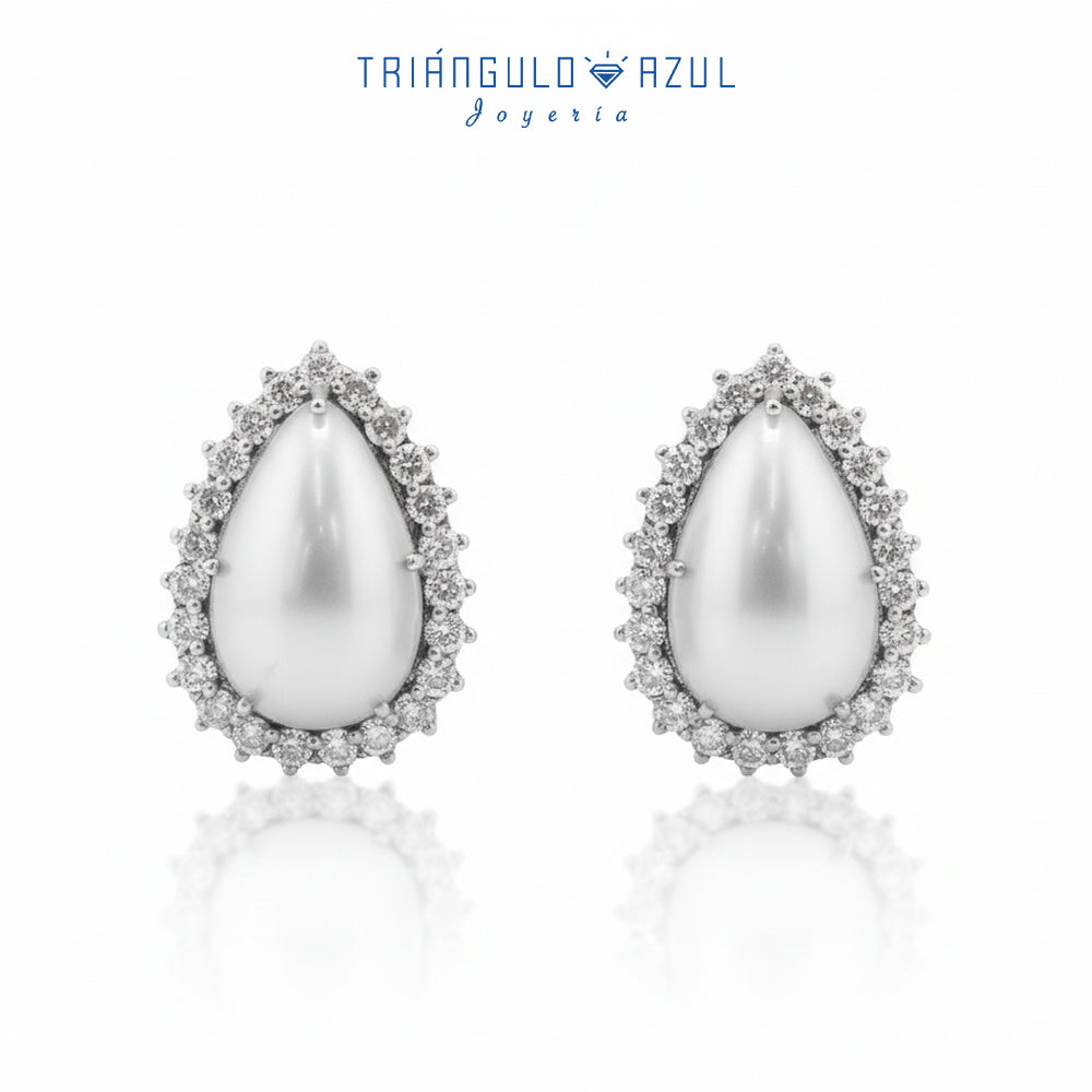 Aretes de Medias Perlas con 5.25 CTS Total y Diamantes con 1.08 CTS Total en Oro Blanco de 14K