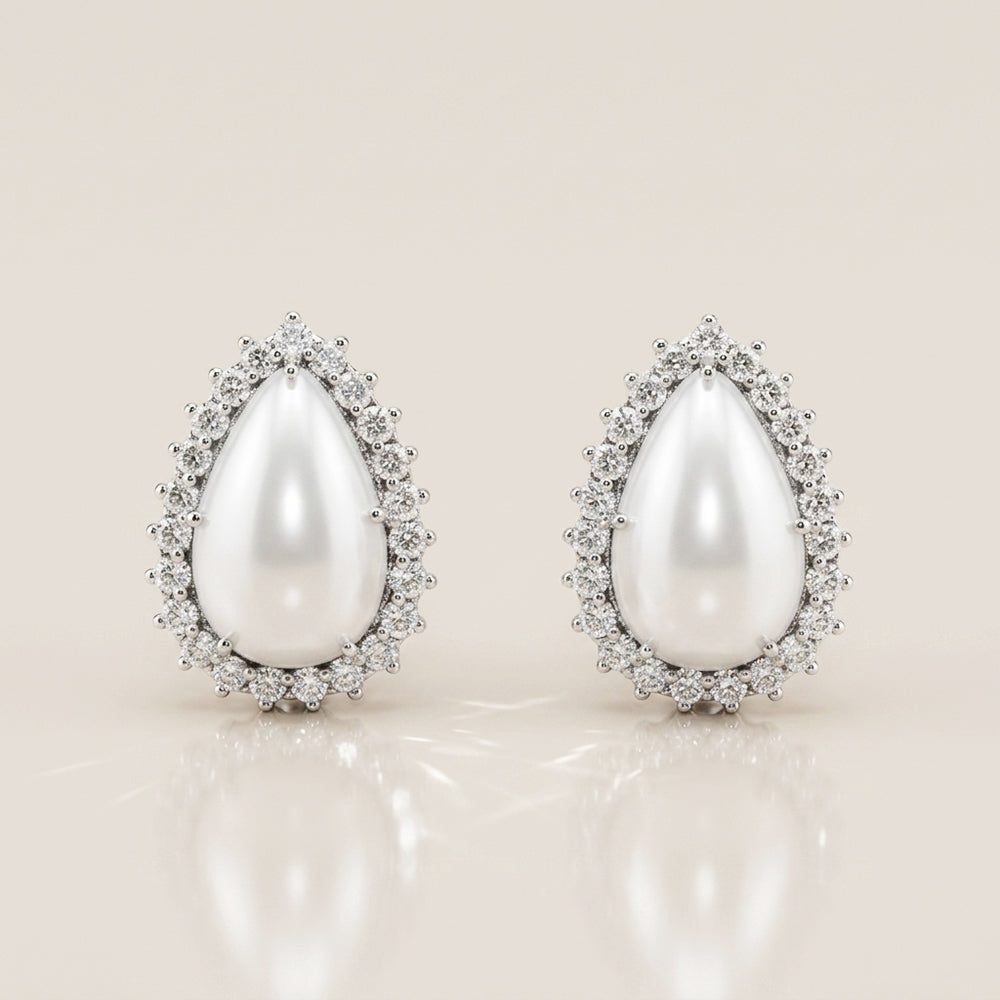 Aretes de Medias Perlas con 5.25 CTS Total y Diamantes con 1.08 CTS Total en Oro Blanco de 14K