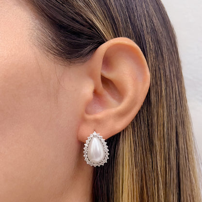 Aretes de Medias Perlas con 5.25 CTS Total y Diamantes con 1.08 CTS Total en Oro Blanco de 14K