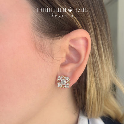 Aretes Estilo Flor con Diamantes con 0.68 CTS Total en Oro Amarillo de 14K
