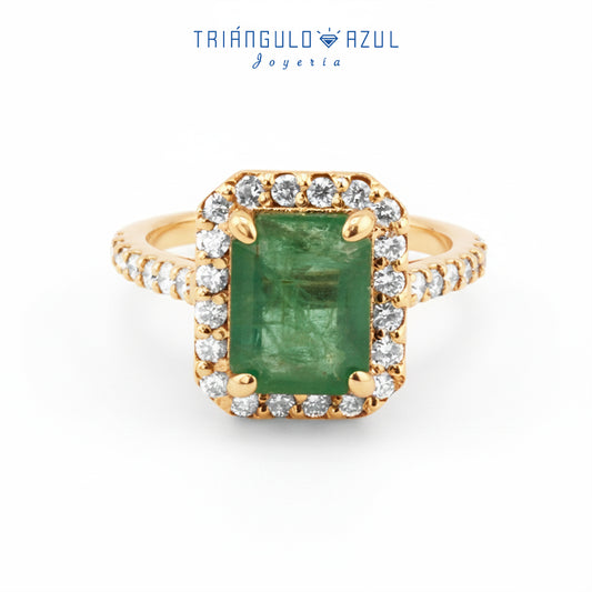 Anillo Andy de Esmeralda con 2.40 CTS Total y con Diamantes Laterales con 0.54 CTS Total en Oro Amarillo de 14K