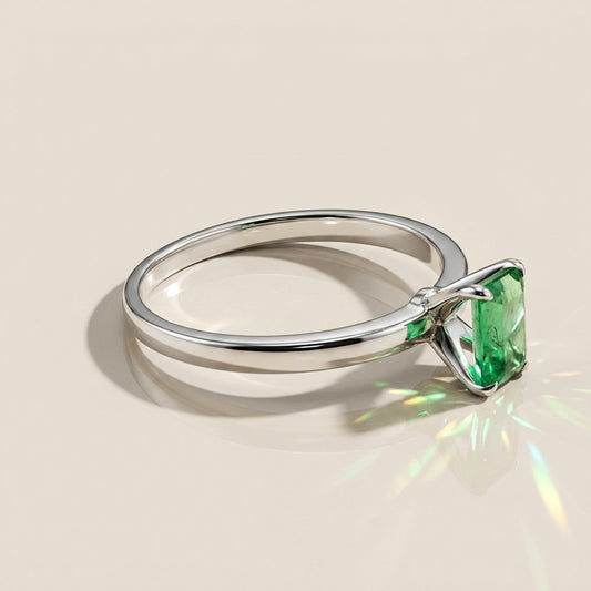 Anillo Solitario de Esmeralda en Oro Blanco de 14K