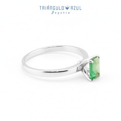 Anillo Solitario de Esmeralda con 0.54 CTS Total en Oro Blanco de 14K
