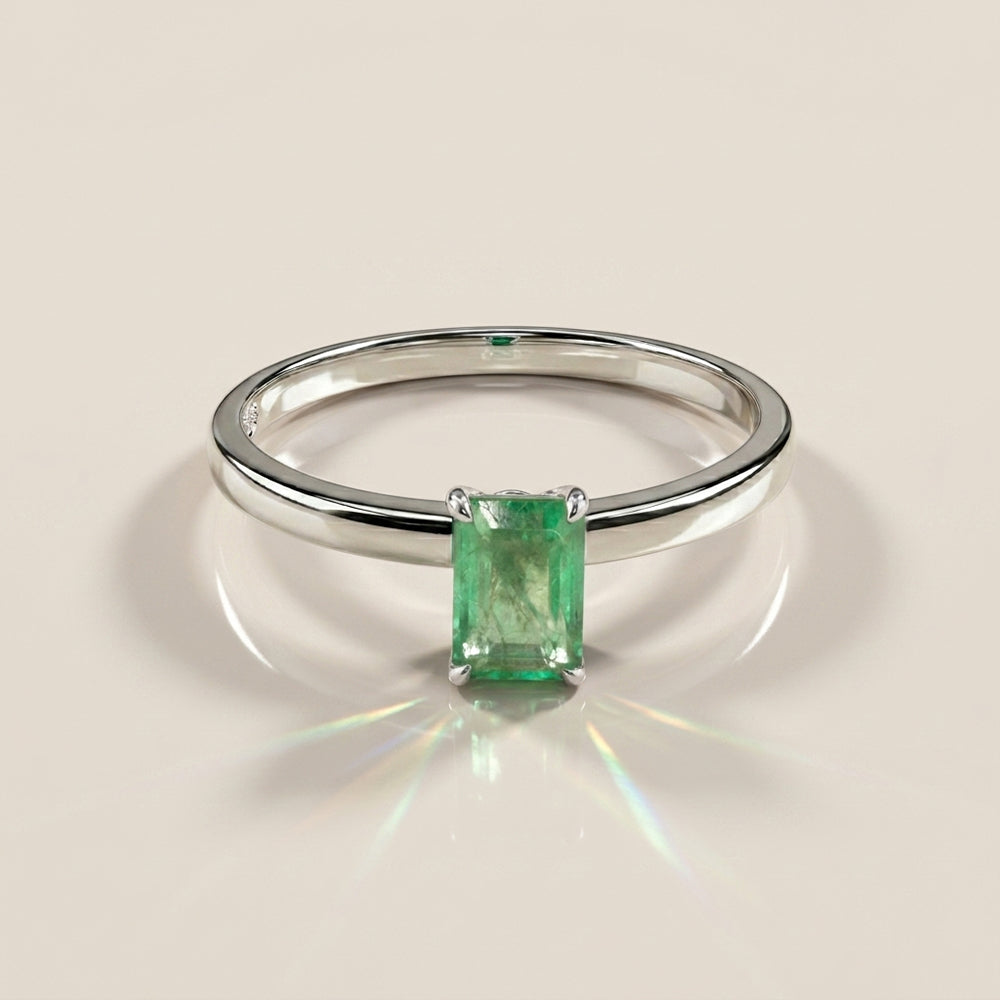 Anillo Solitario de Esmeralda en Oro Blanco de 14K