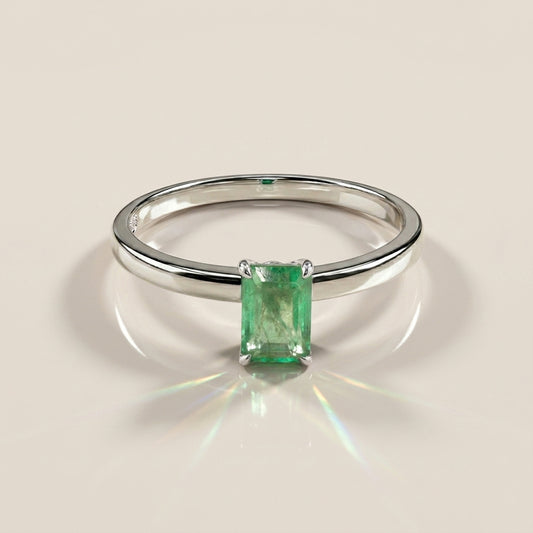 Anillo Solitario de Esmeralda en Oro Blanco de 14K