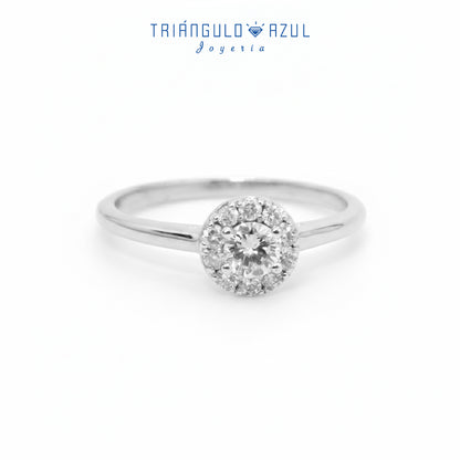 Anillo Compromiso Tipo Roseta con Diamante Central de 0.22 CTS y Laterales de 0.16 CTS Total en Oro Blanco de 14K