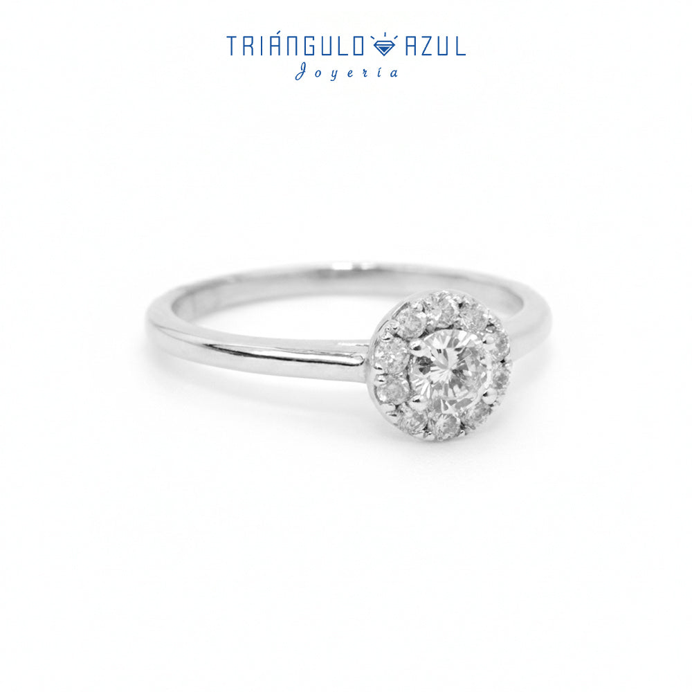 Anillo Compromiso Tipo Roseta con Diamante Central de 0.22 CTS y Laterales de 0.16 CTS Total en Oro Blanco de 14K