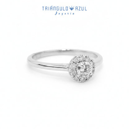 Anillo Compromiso Tipo Roseta con Diamante Central de 0.22 CTS y Laterales de 0.16 CTS Total en Oro Blanco de 14K
