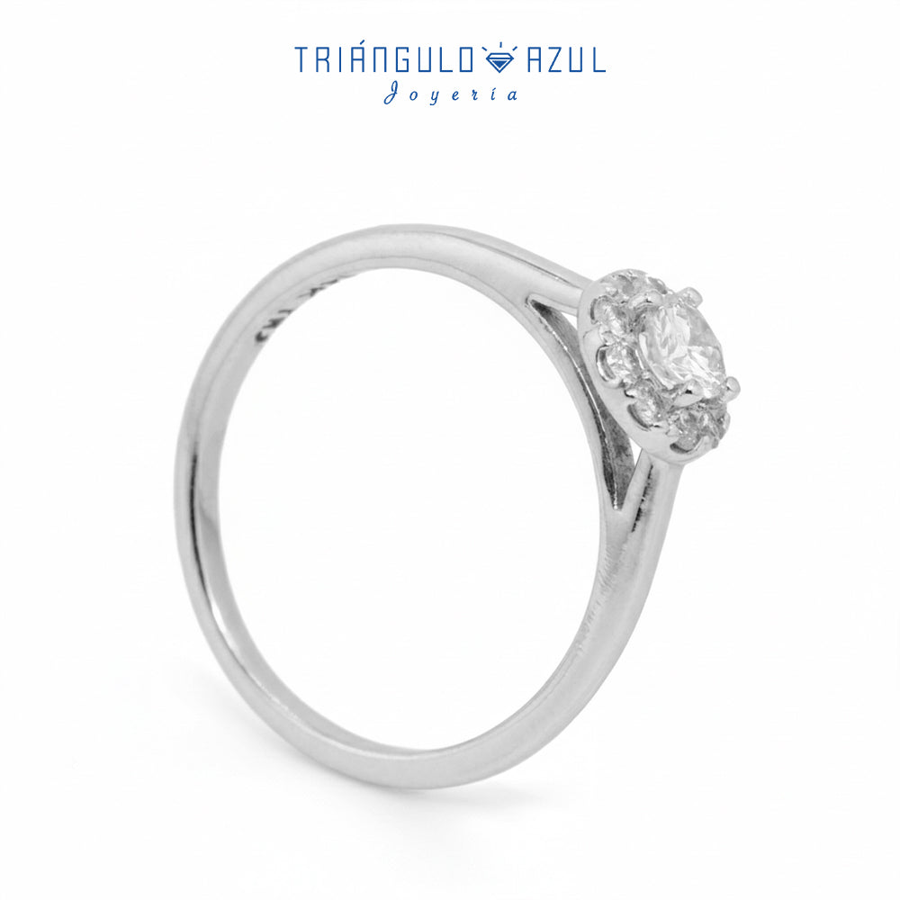 Anillo Compromiso Tipo Roseta con Diamante Central de 0.22 CTS y Laterales de 0.16 CTS Total en Oro Blanco de 14K