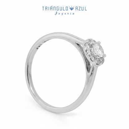 Anillo Compromiso Tipo Roseta con Diamante Central de 0.22 CTS y Laterales de 0.16 CTS Total en Oro Blanco de 14K