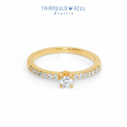 Anillo de Compromiso con Diamante Central de 0.13 CTS + Diamantes Laterales con 0.15 CTS Total en Oro Amarillo de 14K