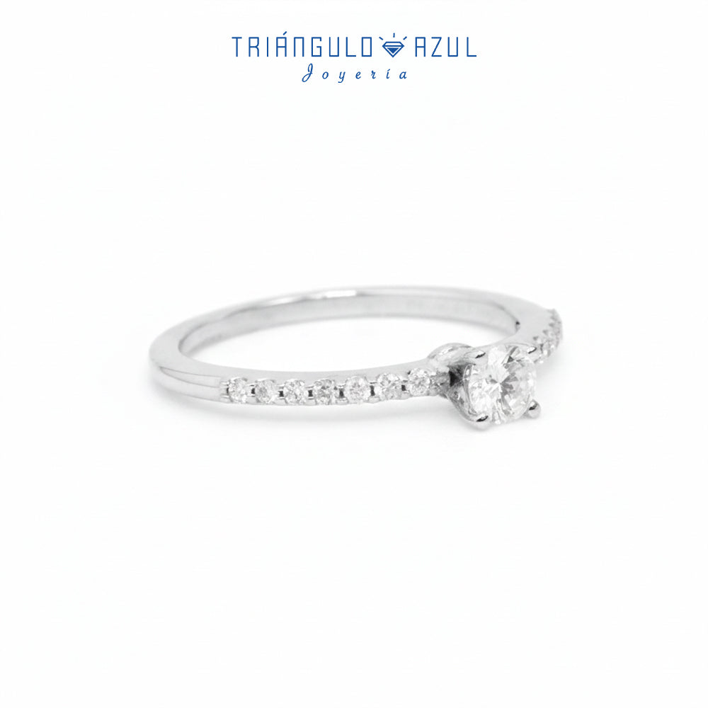Anillo Compromiso Solitario con 0.22 CTS Total y Laterales con 0.16 CTS Total en Oro Blanco de 14K