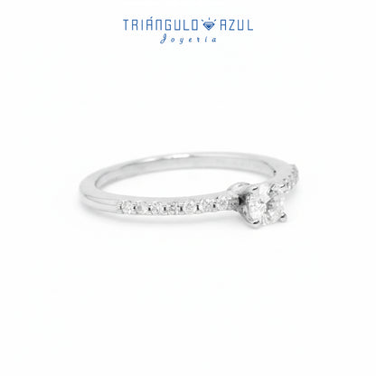 Anillo Compromiso Solitario con 0.22 CTS Total y Laterales con 0.16 CTS Total en Oro Blanco de 14K