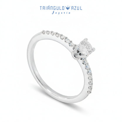 Anillo Compromiso Solitario con 0.22 CTS Total y Laterales con 0.16 CTS Total en Oro Blanco de 14K