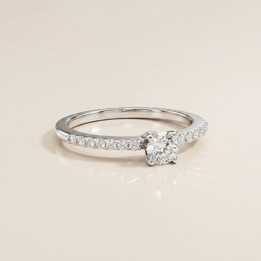 Anillo de Compromiso con Laterales en Oro Blanco de 14K