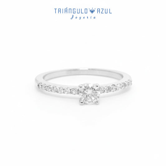 Anillo de Compromiso con Diamante Central de 0.30 CTS H VS2 NO CERT + Diamantes Laterales con 0.15 CTS Total en Oro Blanco de 14K