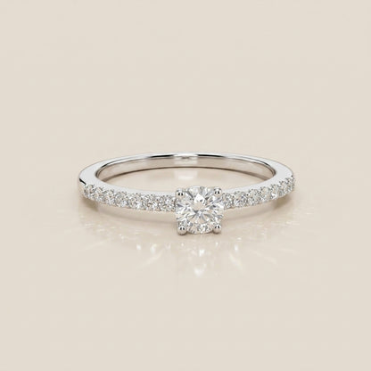 Anillo de Compromiso con Laterales en Oro Blanco de 14K