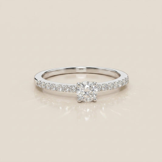 Anillo de Compromiso con Laterales en Oro Blanco de 14K