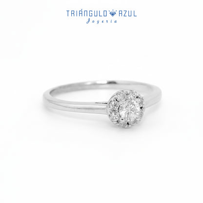 Anillo Compromiso Tipo Roseta con Diamante Central de 0.13 CTS y Laterales con 0.13 CTS Total en Oro Blanco de 14K