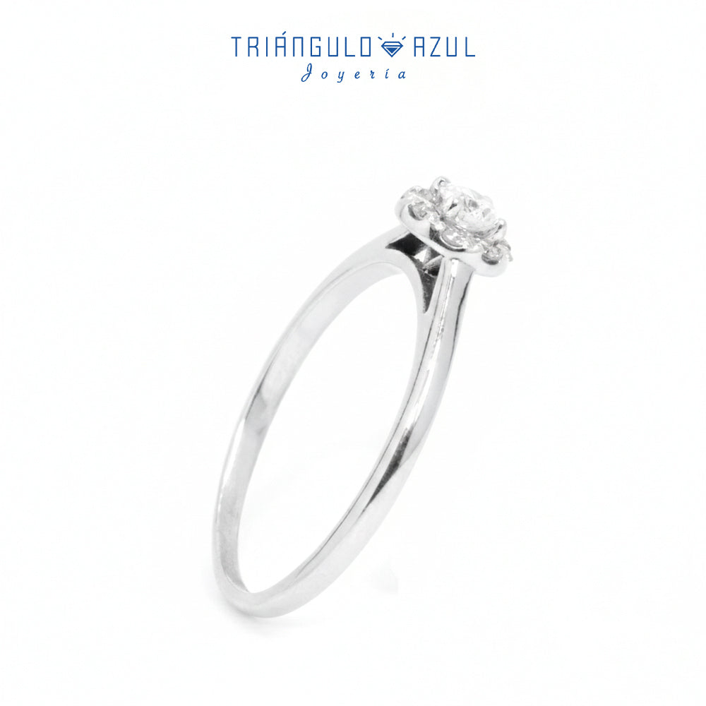 Anillo Compromiso Tipo Roseta con Diamante Central de 0.13 CTS y Laterales con 0.13 CTS Total en Oro Blanco de 14K