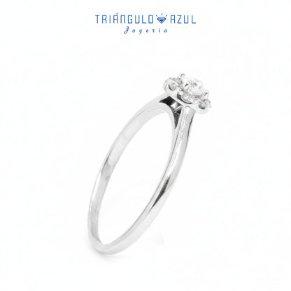 Anillo Compromiso Tipo Roseta con Diamante Central de 0.13 CTS y Laterales con 0.13 CTS Total en Oro Blanco de 14K