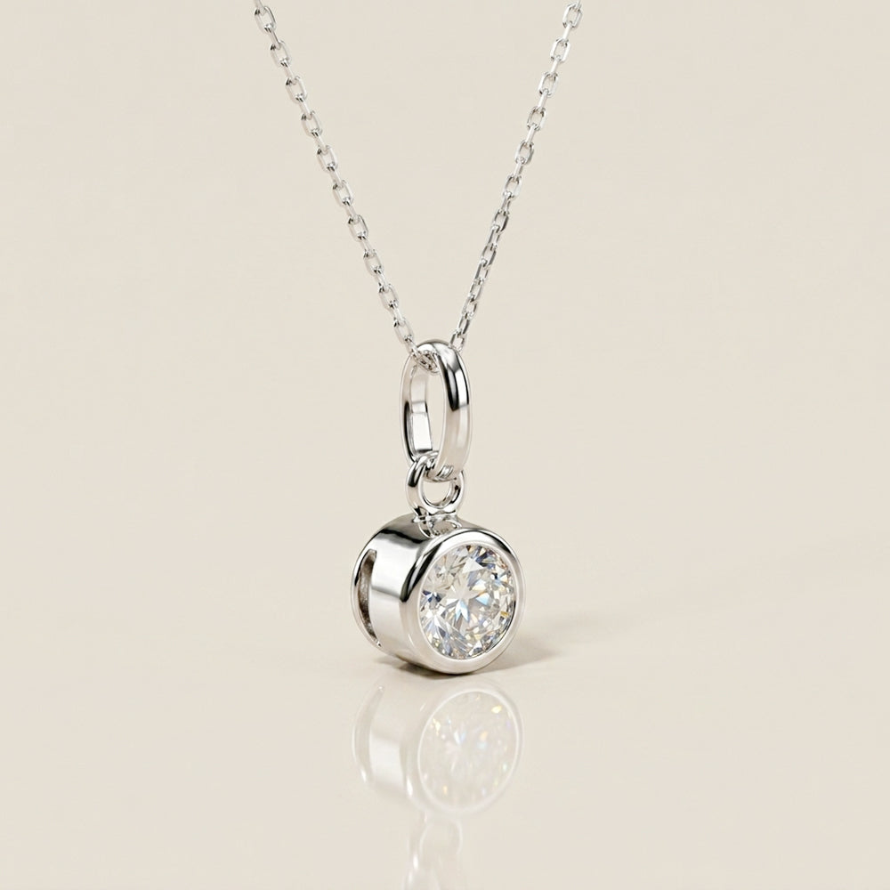 Dije Biselado de Diamante en Oro Blanco de 14K