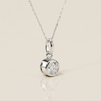 Dije Biselado de Diamante en Oro Blanco de 14K
