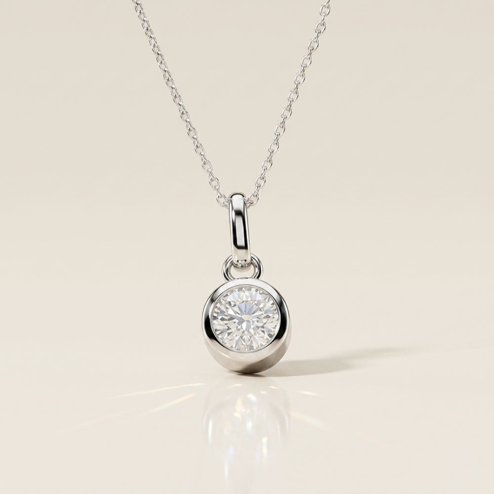 Dije Biselado de Diamante en Oro Blanco de 14K