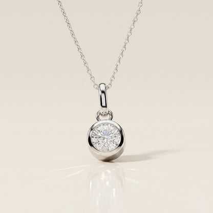 Dije Biselado de Diamante en Oro Blanco de 14K