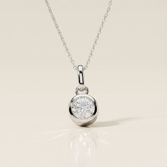 Dije Biselado de Diamante en Oro Blanco de 14K