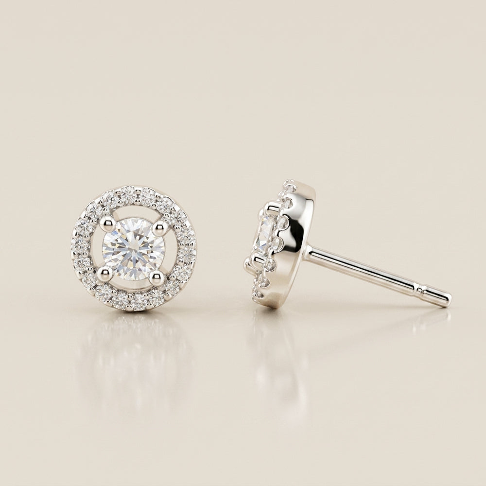 Broqueles Halo con Diamantes Centrales con 0.40 CTS Total y Diamantes Laterales con 0.18 CTS Total en Oro Blanco de 14K