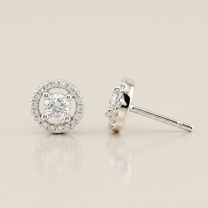 Broqueles Halo con Diamantes Centrales con 0.40 CTS Total y Diamantes Laterales con 0.18 CTS Total en Oro Blanco de 14K