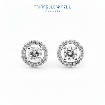 Broqueles Halo con Diamantes Centrales con 0.40 CTS Total y Diamantes Laterales con 0.18 CTS Total en Oro Blanco de 14K