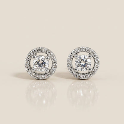 Broqueles Halo con Diamantes Centrales con 0.40 CTS Total y Diamantes Laterales con 0.18 CTS Total en Oro Blanco de 14K