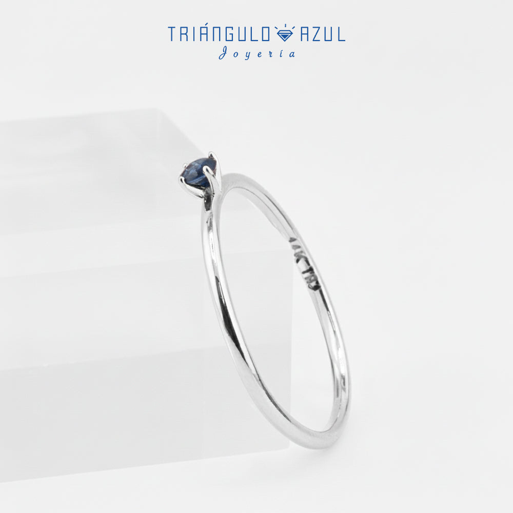 Anillo Solitario de Zafiro con 0.12 CTS Total en Oro Blanco de 14K