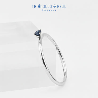 Anillo Solitario de Zafiro con 0.12 CTS Total en Oro Blanco de 14K