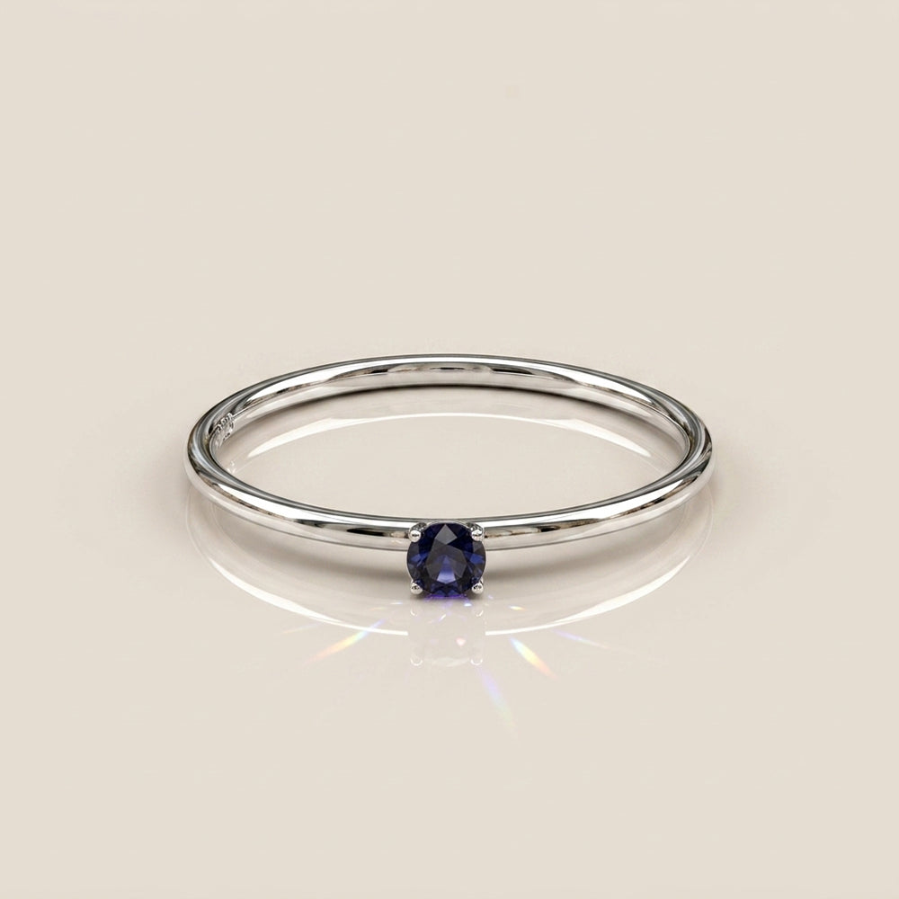 Anillo Solitario de Zafiro en Oro Blanco de 14K