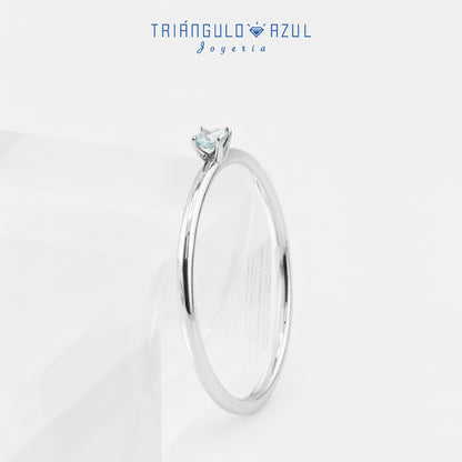Anillo Solitario de Aquamarina con 0.10 CTS Total en Oro Blanco de 14K