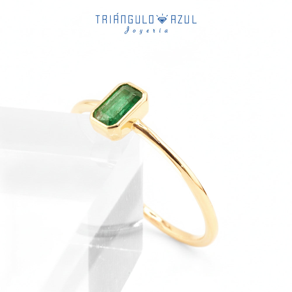 Anillo Biselado de Esmeralda con 0.30 CTS Total en Oro Amarillo de 14K