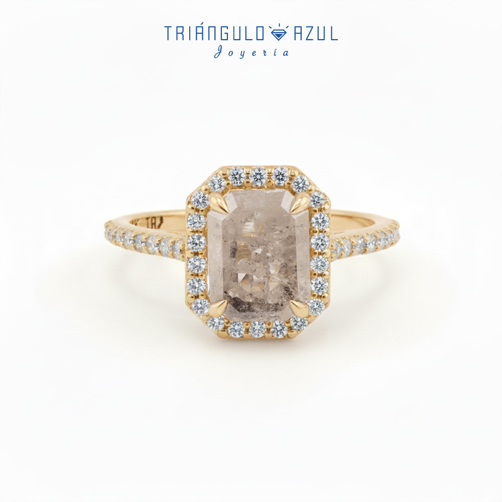 Anillo de Diamante con 2.14 CTS Total y Diamantes Laterales con 0.40 CTS Total en Oro Amarillo de 14K