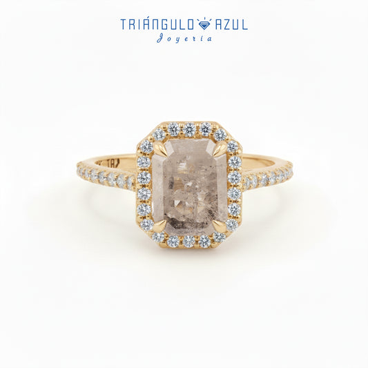 Anillo de Diamante con 2.14 CTS Total y Diamantes Laterales con 0.40 CTS Total en Oro Amarillo de 14K