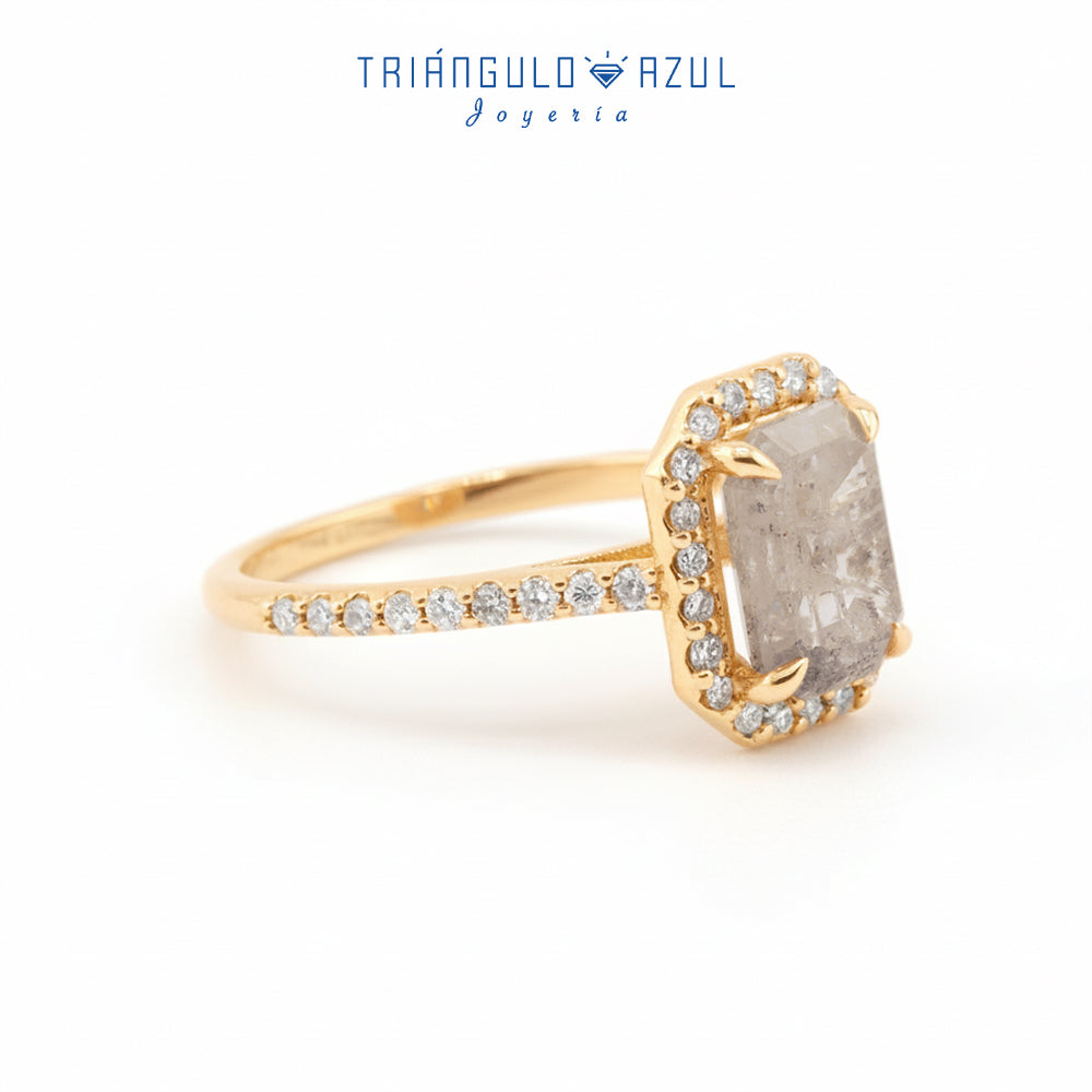 Anillo de Diamante con 2.14 CTS Total y Diamantes Laterales con 0.40 CTS Total en Oro Amarillo de 14K